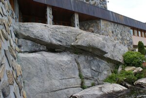 Фрагмент фасада с включением скальной породы, Дом над озером Махопак