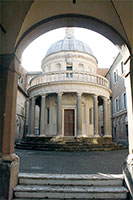 Общий вид со стороны входа, Темпьетто, часовня-ротонда во дворе монастыря Сан-Пьетро-ин-Монторио
