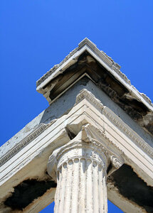 Ионическая капитель и карниз угловой колонны, Эрехтейон Афинского акрополя